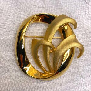 Vintage TARA Fifth Avenue Matte and Satin finish Gold Tone Brooch